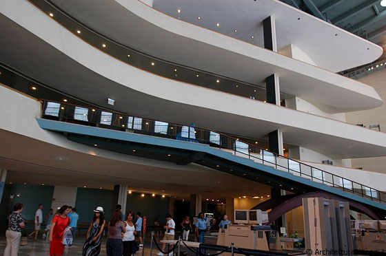 UNITED NATIONS - I ballatoi curvilinei dei piani superiori aggettano sulla hall interna
