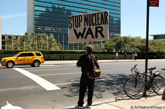 MIDTOWN EAST - Manifestanti sulla First Avenue davanti al Palazzo dell'Onu