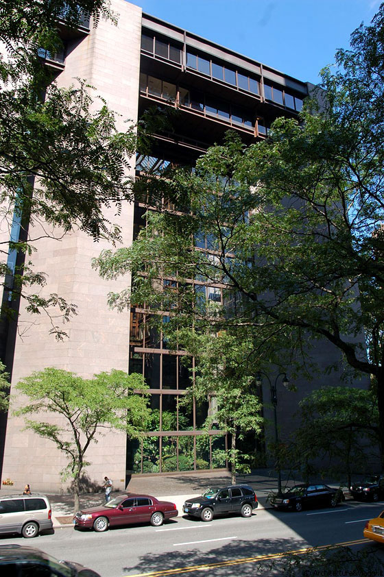 MIDTOWN MANHATTAN - Ford Foundation visto dal lato, più basso, della 42nd St