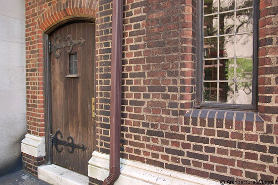 MANHATTAN - Pezzi di vecchi edifici sulla 42nd St in Midtown est