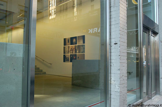 NEW YORK CITY - Sbirciamo all'interno di una galleria d'arte di Chelsea