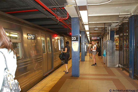 NEW YORK CITY - La fumosa, calda e afosa metropolitana di Manhattan, su questa linea servita da nuovi treni