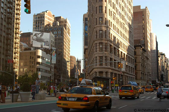 FLATIRON DISTRICT - Flatiron Building, uno dei monumenti più famosi e fotografati di New York, all'incrocio tra Broadway e Fifth Ave