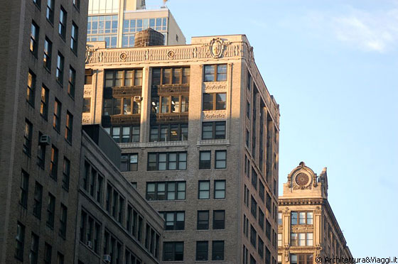 MIDTOWN MANHATTAN - Vecchi edifici bruni con terminazioni eleganti al calar del sole