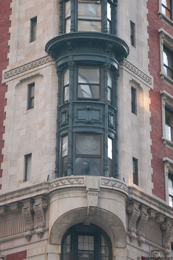 MIDTOWN MANHATTAN - Particolare della soluzione d'angolo, con bow window riccamente decorato in ferro o ghisa