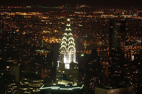 MIDTOWN MANHATTAN - La guglia illuminata del Chrysler Building vista dall'Empire State Building