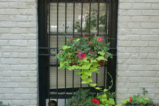 UPPER WEST SIDE - Una caratteristica finestra al piano terra 