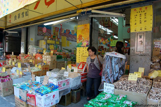 NEW YORK CITY - Spingersi a sud di Canal St, nell'affollato quartiere di Chinatown, è una festa dei sensi: odori, sapori, suoni, lanterne di carta e gong di ottone
