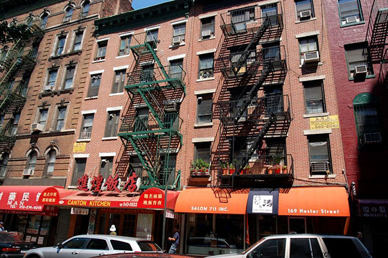 CHINATOWN - Oltre 150.000 residenti di madre lingua cinese vivono nelle anguste case popolari e negli affollati appartamenti di questo quartiere