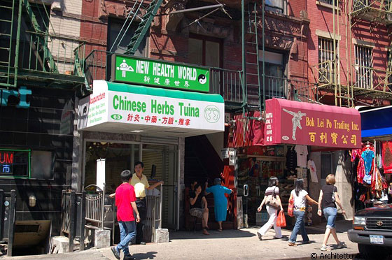 CHINATOWN - Nell'affollata Canal Street tra ristoranti, mercati ed erboristerie