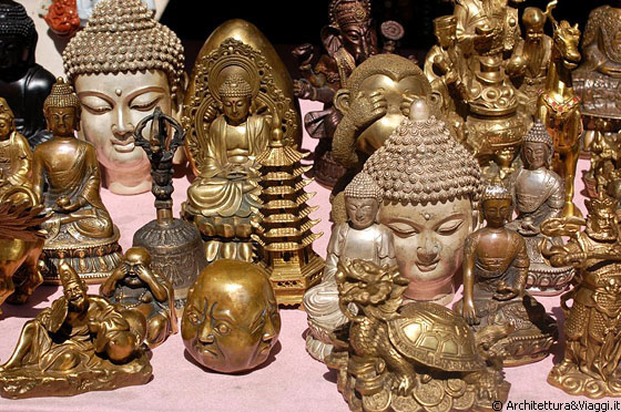 CHINATOWN - Esplorate le vie del quartiere, troverete di tutto!