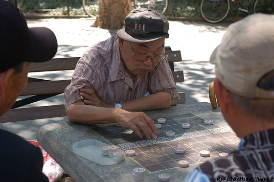 CHINATOWN - Columbus Park - assistiamo ad una partita di domino sui tavoli all'aperto