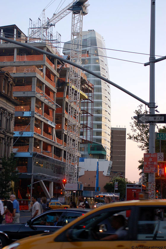 EAST VILLAGE - A giudicare dal design questo nuovo grattacielo è sicuramente firmato da qualche nota archistar