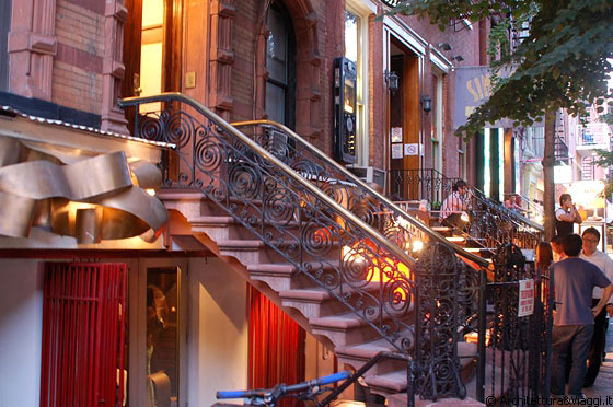 EAST VILLAGE - St. Mark Pl - in questa via, precisamente al n. 98 c'è l'edificio ritratto nella copertina 