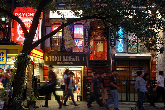 EAST VILLAGE - Tra negozi di abbigliamento vintage o di dischi di seconda mano e locali per omosessuali, si trovano ristoranti a prezzi accessibili che offorno ogni tipo di cucina