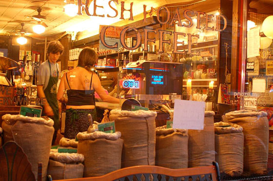 EAST VILLAGE - Un negozio specializzato in caffè proveniente da vari paesi - assaggiamo quello della Jamaica, molto buono