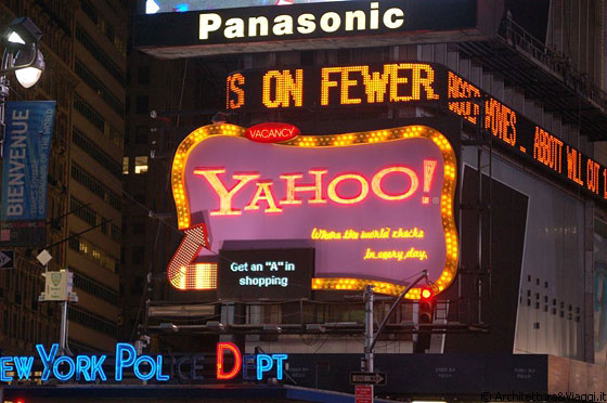 MIDTOWN MANHATTAN - Times Square by night: con oltre 60 megacartelloni pubblicitari e e oltre 60 km di insegne al neon, il giorno a Times Square sembra non finire mai