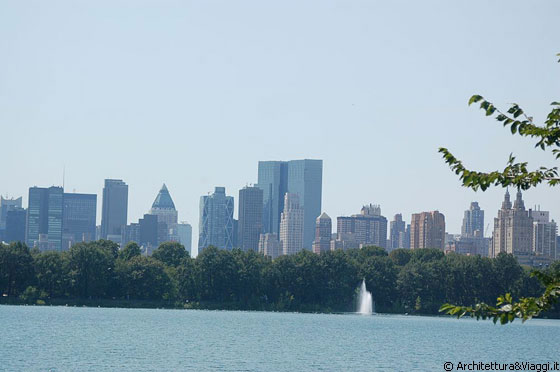 CENTRAL PARK  - Il magnifico skyline (difficile da fotografare) che si può ammirare dal Jacqueline Kennedy Onassis Reservoir