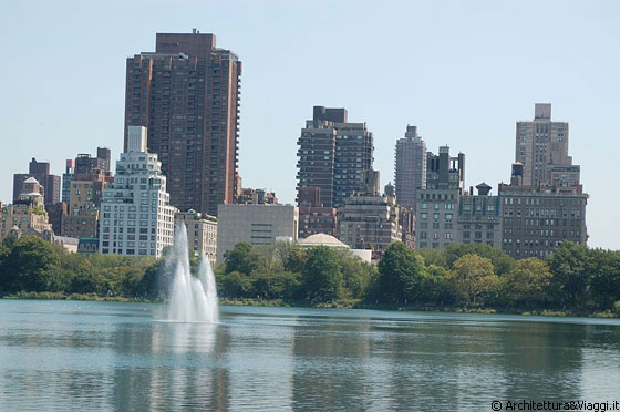 CENTRAL PARK  - Dal grande lago dedicato a Jacqueline Kennedy Onassis, vista sull'Upper East Side e sul Guggenheim Museum