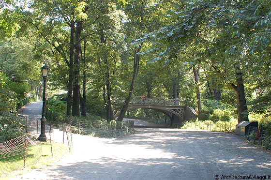 CENTRAL PARK  - Il ponte Southeast Reservoir Bridge, appena ad ovest della 5° Avenue, approssimativamente all'altezza della 86° St, vicino al grande bacino