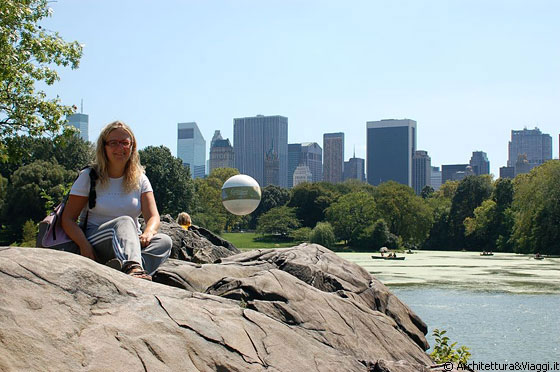 CENTRAL PARK  - Io sulla grande roccia che affiora dal lago sulla penisola di The Hernshead e sullo sfondo la mongolfiera e i grattacieli di Manhattan