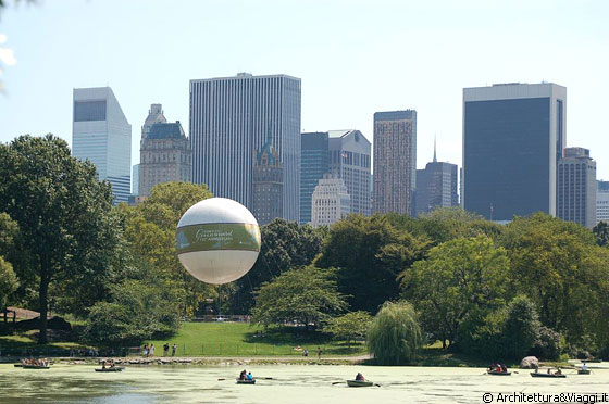 CENTRAL PARK  - Dal lago vista sui famosi grattacieli: Solow Building, A&T Building