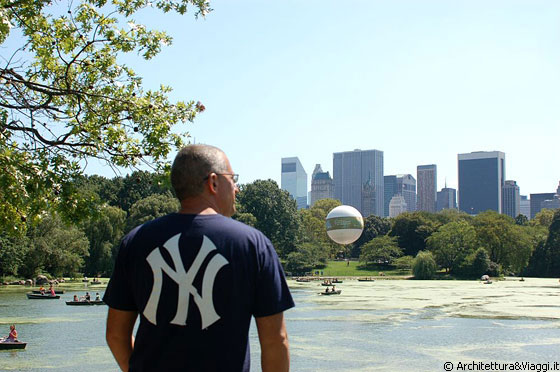 CENTRAL PARK  - Francesco con la maglietta dei New York Giants osserva il panorama da The Hernshead, la penisola rocciosa che affiora dal lago