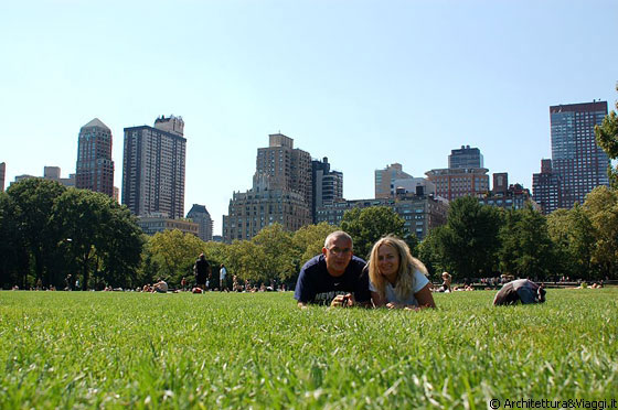 CENTRAL PARK SOUTH - Io e Francesco stesi sul prato di Sheep Meadow, ci immortaliamo con l'autoscatto 