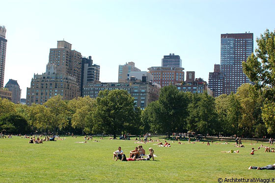 NEW YORK CITY - L'estate a Central Park è...passeggiare a piedi nudi nel parco, far volare un aquilone, giocare a frisbee