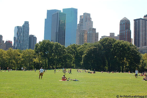 CENTRAL PARK SOUTH - Dallo Sheep Meadow vista sul Time Warner Center e sulla Hearst Tower di Foster