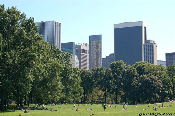 MANHATTAN - L'imponente Solow Building in acciaio, marmo e vetro nero di Skidmore, Owings & Merrill si staglia su Central Park South