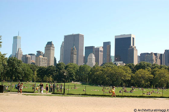 CENTRAL PARK SOUTH - Vista verso l'angolo sud-est di Central Park: si riconoscono (a sinistra a destra) Sherry-Netherland Hotel, grattacielo General Motors, Solow Building 