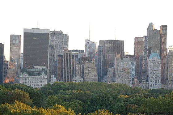 MET - Vista sui grattacieli di Central Park South: a sinistra il Solow Building con il Plaza hotel proprio davanti, mentre all'estrema destra l'inconfondibile Hampshire House 