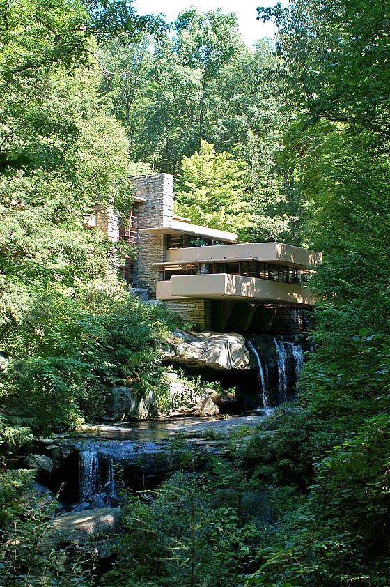 FALLINGWATER - Vista dell'edificio verso il torrente, la vista più famosa del capolavoro di Frank Lloyd Wright