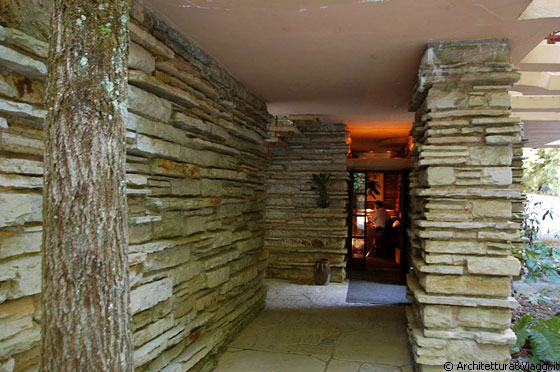 FALLINGWATER - L'ingresso non monumentale per accedere al piano primo interamente adibito a soggiorno-pranzo