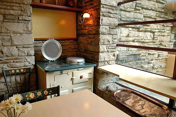 FALLINGWATER - La stufa a carbone con il bruciatore proviene dalla Svezia
