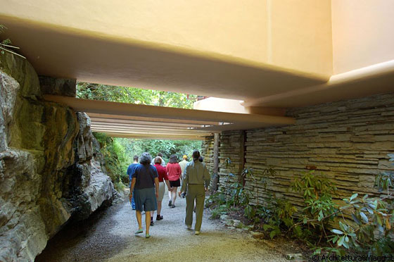 CASA KAUFMANN - La galleria coperta da tralicci in calcestruzzo segna il percorso di accesso alla casa 