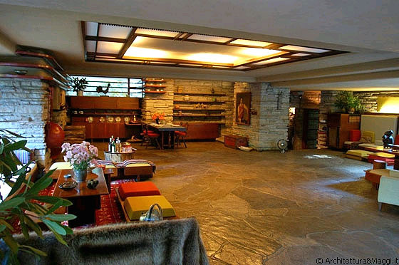 FALLINGWATER - Il grande soggiorno pranzo aperto ma suddiviso in spazi di vita e di relazione ben distinti