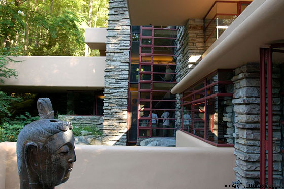 FALLINGWATER - Gli elementi verticali della casa sono costruiti in pietra locale, mentre gli elementi orizzontali sono in calcestruzzo gettato in opera