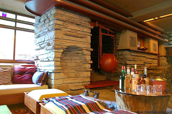 FALLINGWATER - Il camino del grande soggiorno-pranzo è incassato nella roccia