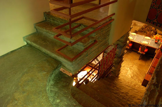 FALLINGWATER - Le scale che dal soggiorno conducono al piano primo