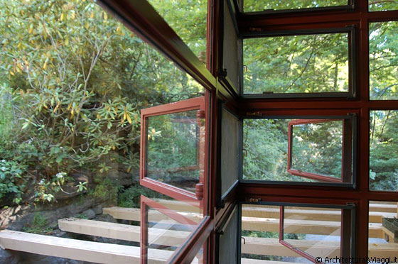 CASA SULLA CASCATA - Particolare delle finestre al piano primo
