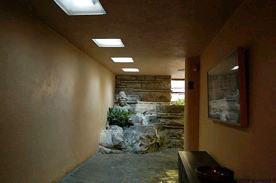 FALLINGWATER - Il passaggio interno al secondo piano, che, come una sorta di ponte, collega la casa alla collina attraversando la strada carrabile