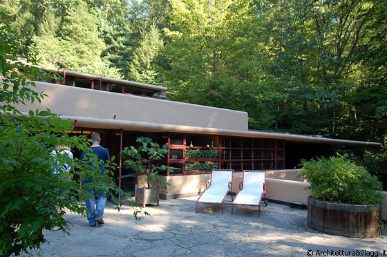 FALLINGWATER - La terrazza della camera principale è la più grande della casa