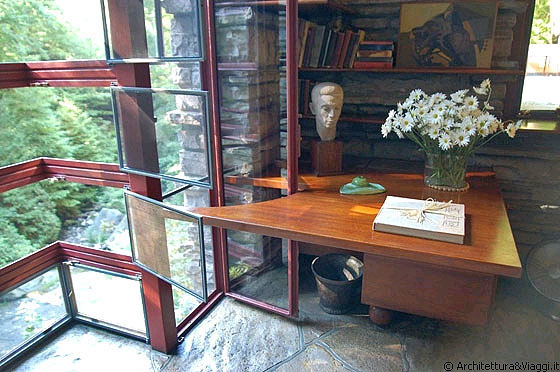 FALLINGWATER - Camera-studio al piano secondo: i battenti aperti della finestra ruotano in un quarto di cerchio all'interno del taglio della scrivania