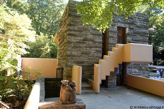 FALLINGWATER - Terrazza ovest, l'unico punto di osservazione da cui si può vedere la cascata sotto la casa