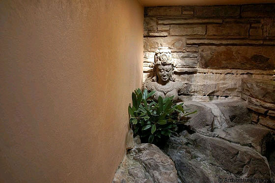 CASA SULLA CASCATA - La statua nella rupe di pietra naturale nel passaggio interno al secondo piano