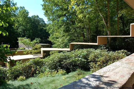 FALLINGWATER - Un percorso coperto, a semicerchio, collega la casa principale alla casa per gli ospiti, situata più in alto sulla collina