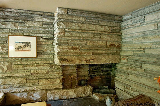 FALLINGWATER - L'angolo del camino nell'alloggio per gli ospiti è formato da ampie pietre, molte delle quali striate