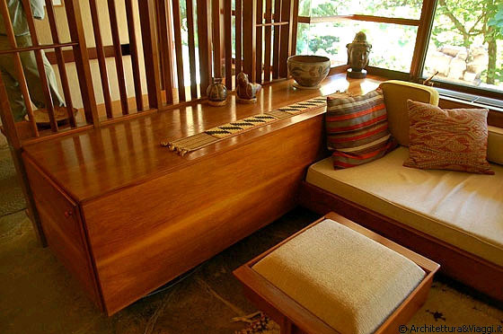FALLINGWATER - Alloggio per gli ospiti: uno schermo-filtro in legno modula l'ingresso e la vista sul soggiorno